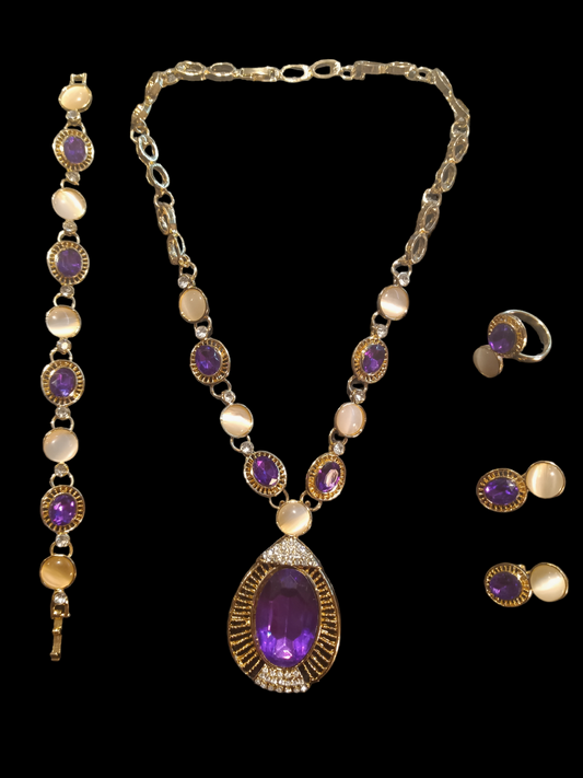 Beautiful 18K Gold Tone Necklace with matching Earrings, Bracelet & Ring Set
