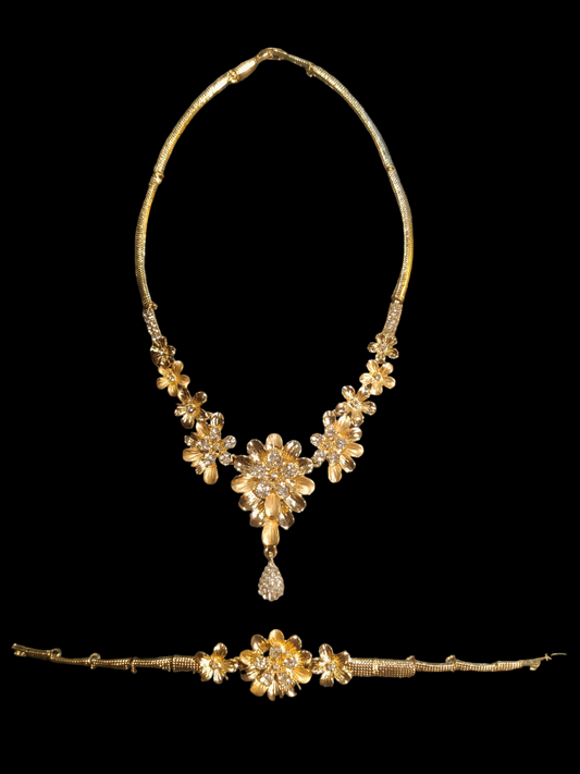 Beautiful Perfect for a Princess 18K Gold Tone Necklace & Bracelet Set